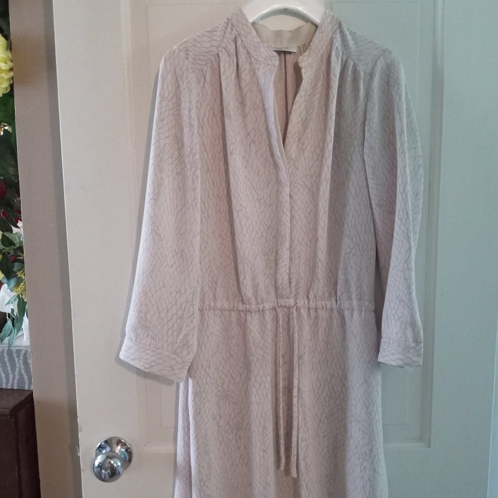 aritzia babaton bennett dress in cream/light gray print